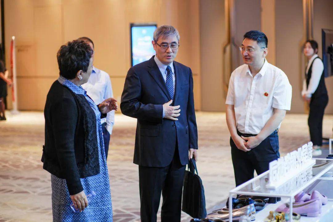 正如奥康集团董事长王振滔所说,"奥康鞋子的脚感是软的,中国品牌的