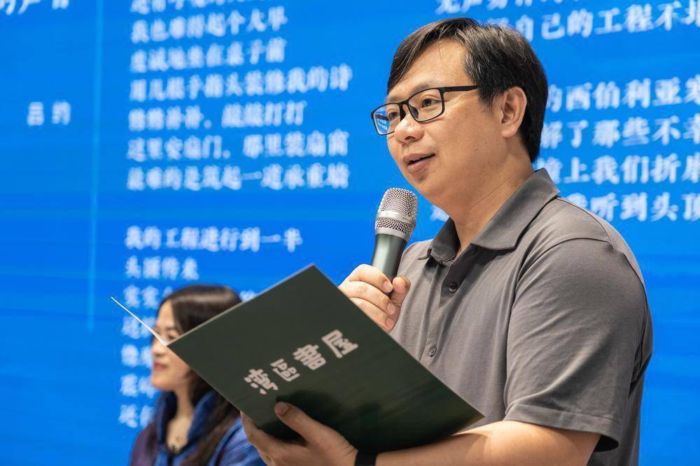 诗人吕约做客湾区书屋讲述"诗的天真与智慧"_诗歌_活动_诗意