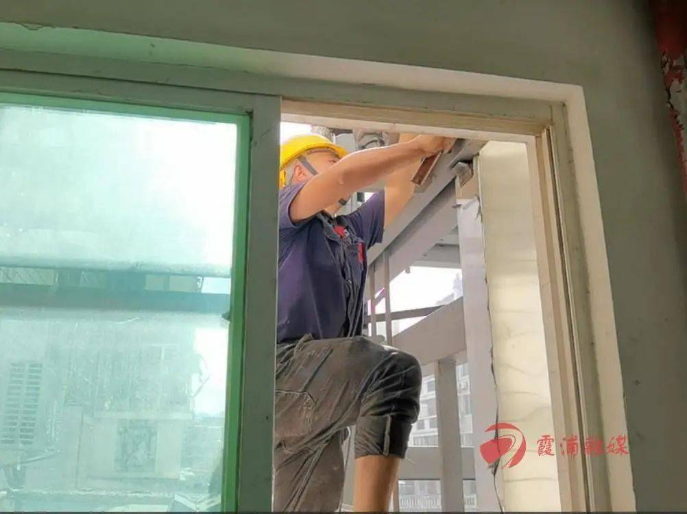 于松港街道东宁社区金海湾花园首台分段式吊装电梯井道霞浦县老旧小区