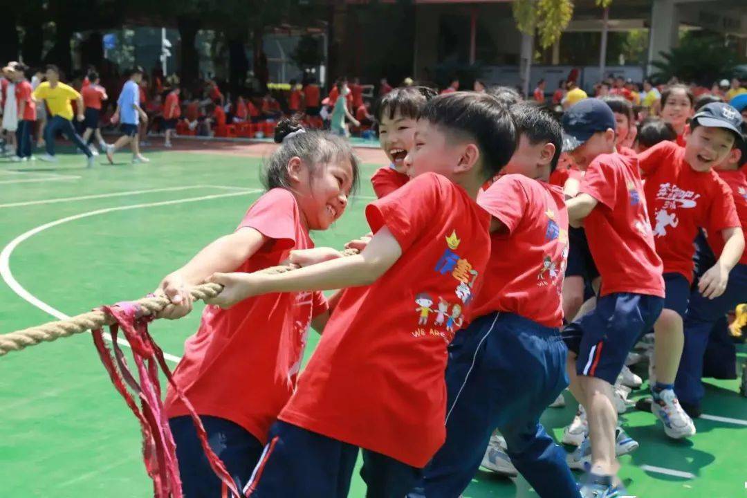 精彩纷呈的才艺展示,扣人心弦的跳绳争霸,活力十足的拔河比赛,气氛