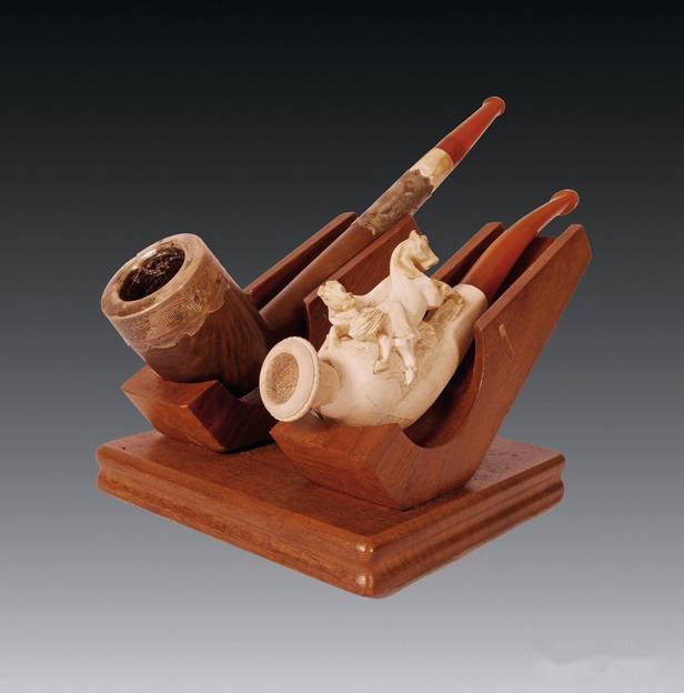 烟斗是男人最好的饰物与玩物.它代表着男人独有的阳刚,成熟与勇敢.