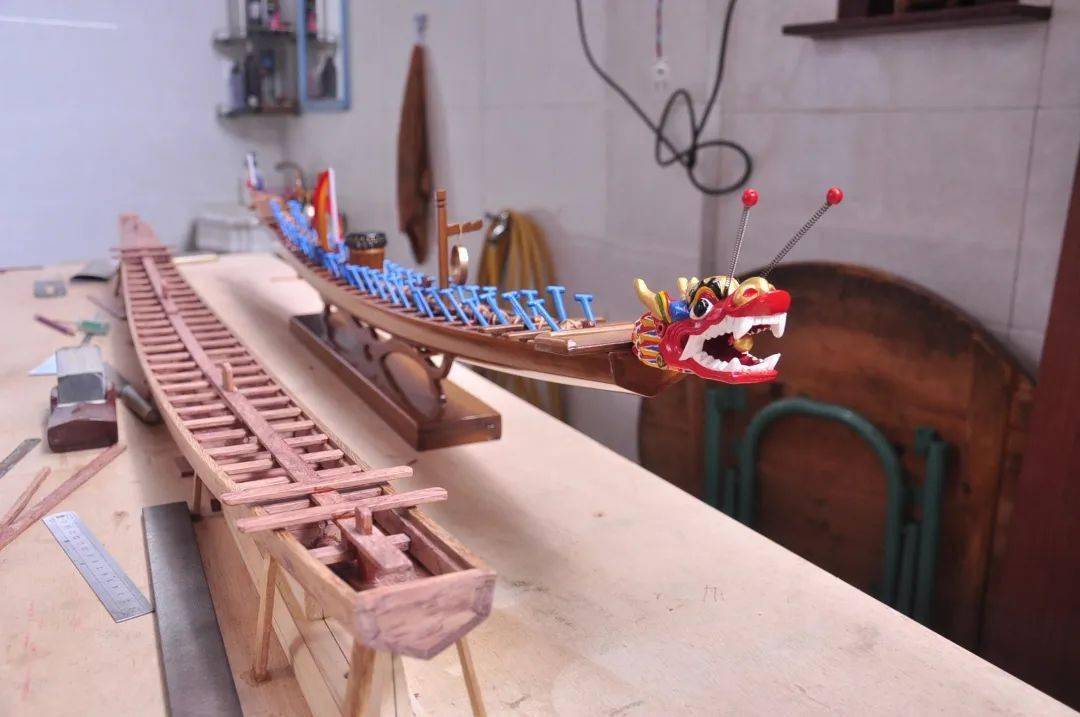 而在中堂另一个地方,同样有着悠久的龙舟制作历史,那就是斗朗村,"一夜