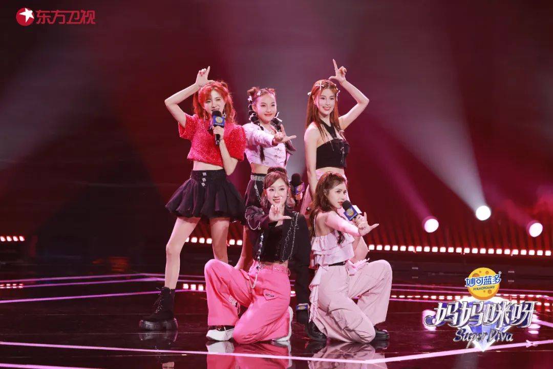 90后辣妈组唱跳女团活力满满,54岁声乐老师一开口就是阿黛尔_谢楠