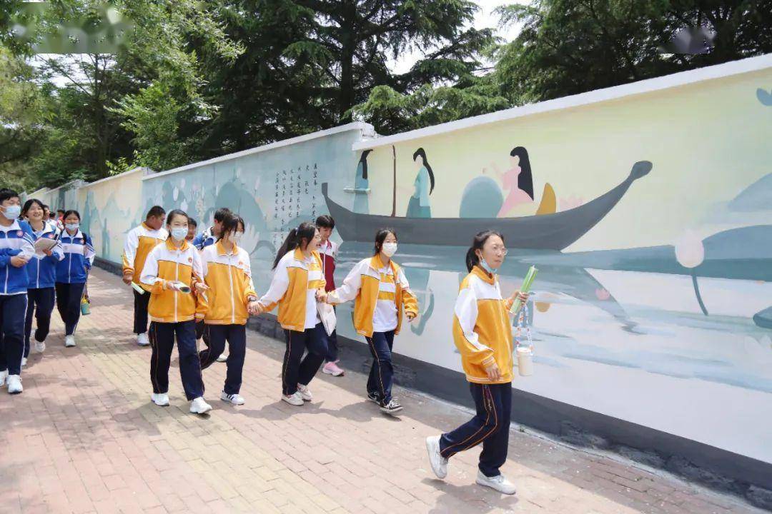 东港区… …墙壁上散发"书香"学校街景会"说话"更多新闻 尽在"东港
