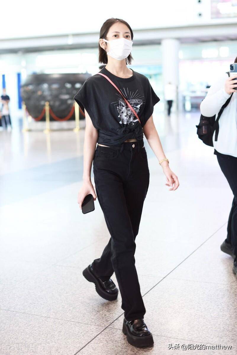 街拍:陈钰琪印花t恤 黑色休闲裤 厚底鞋帅气个性_北京_机场
