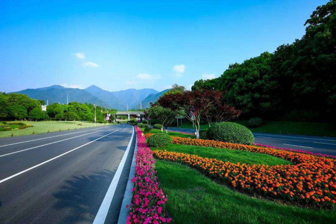 布置灯光亮化以体现富春山水韵味为核心结合入城口景观风貌特性运用