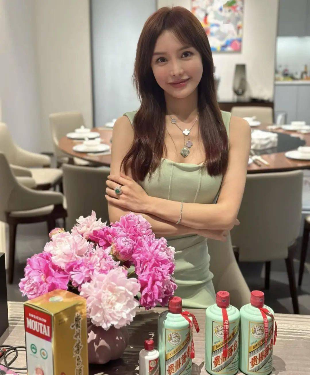 59岁港星在富婆豪宅中庆生,满桌茅台好气派,穿千元短袖笑容拘谨