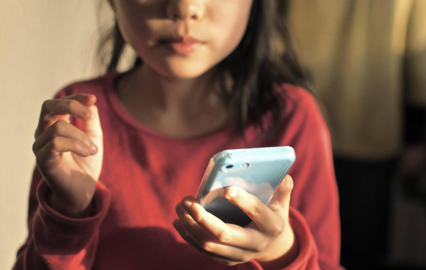 为保护孩子心理健康和纯真童年 爱尔兰一小镇家长自发禁止小学生使用智能手机 