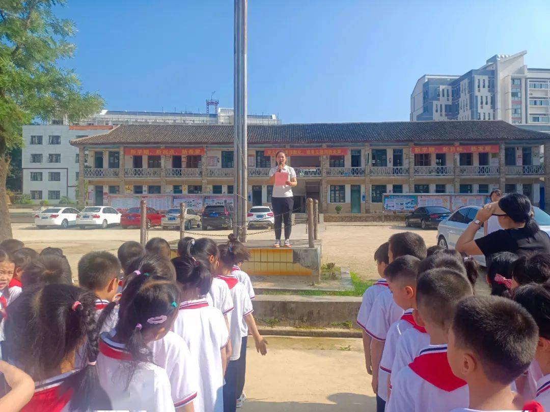 共建绿水青山,增强学生的环境保护意识,6月5日,定南县实验学校开展了"