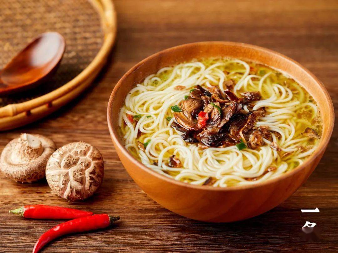松茸,土鸡汤加菌菇,10分钟还原地道的云南米线,满口鲜香!