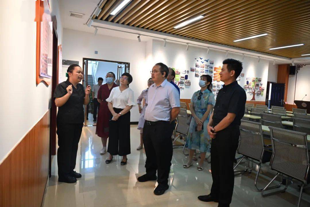 玉林市政府副秘书长蒋银辉一行到玉州区开展家庭教育工作调研_社区