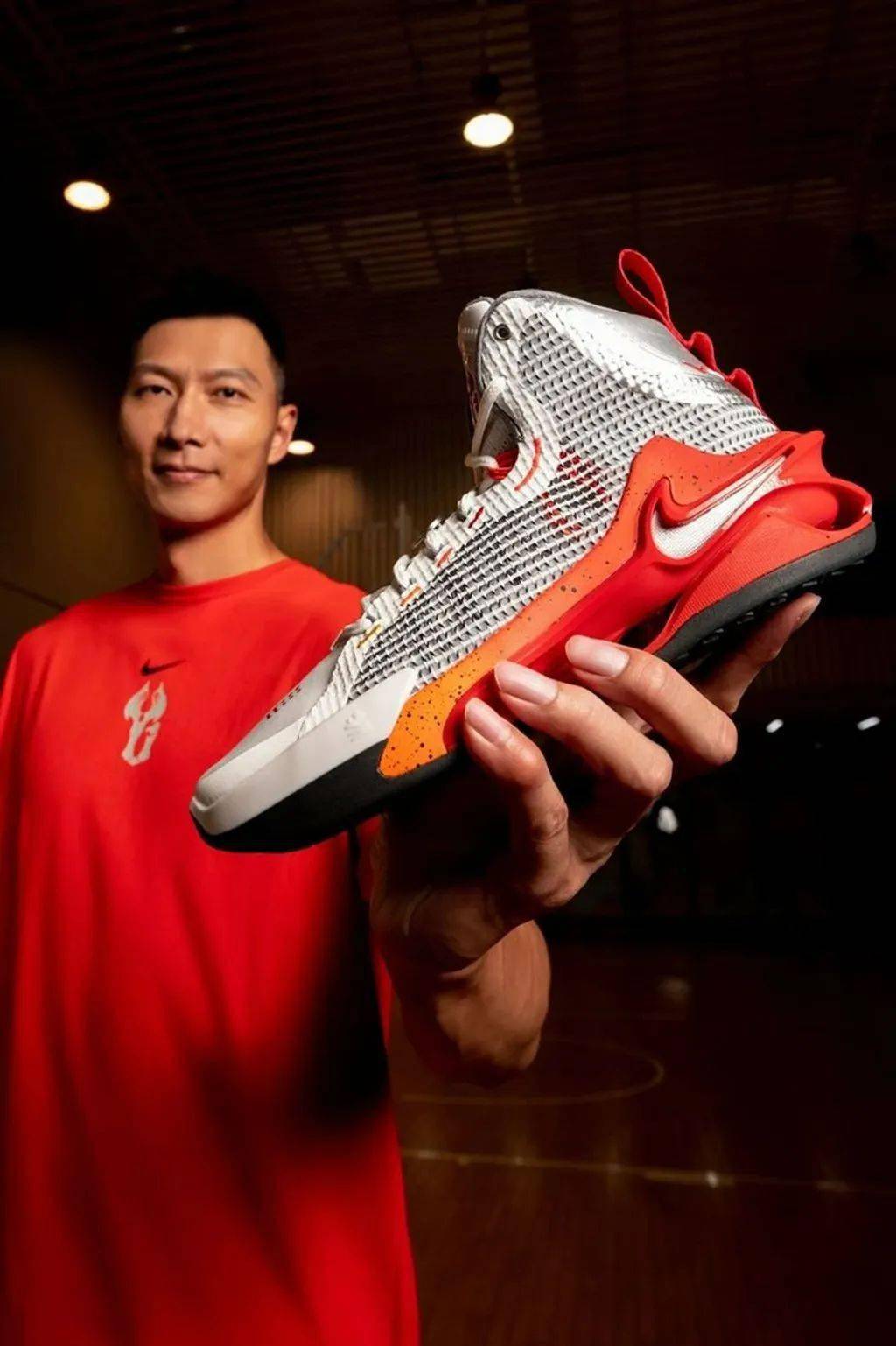 作为上月最大惊喜,"男篮大哥" 易建联时隔十多年再次迎来自己 pe 战靴