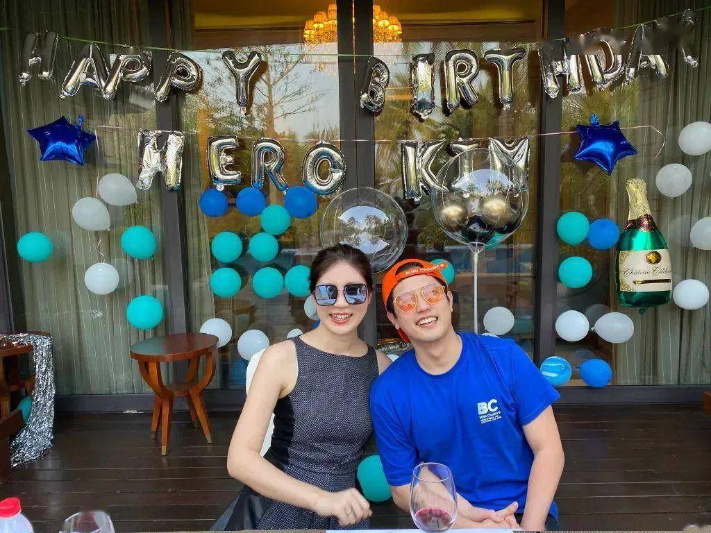 对夫妇把直播间搬到了韩国,因为这是一对跨国夫妻,妻子李佳桐是中国人