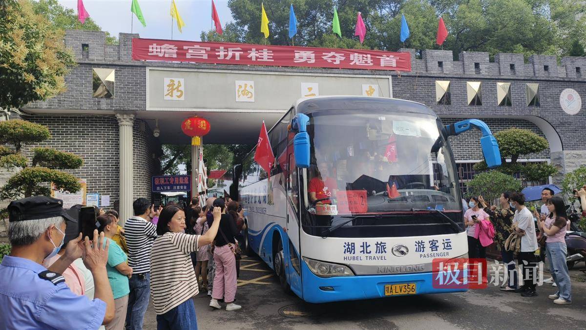 彩车开道,锣鼓喧天,武汉新洲仓埠万名村民自发送考_高考_学子_考生