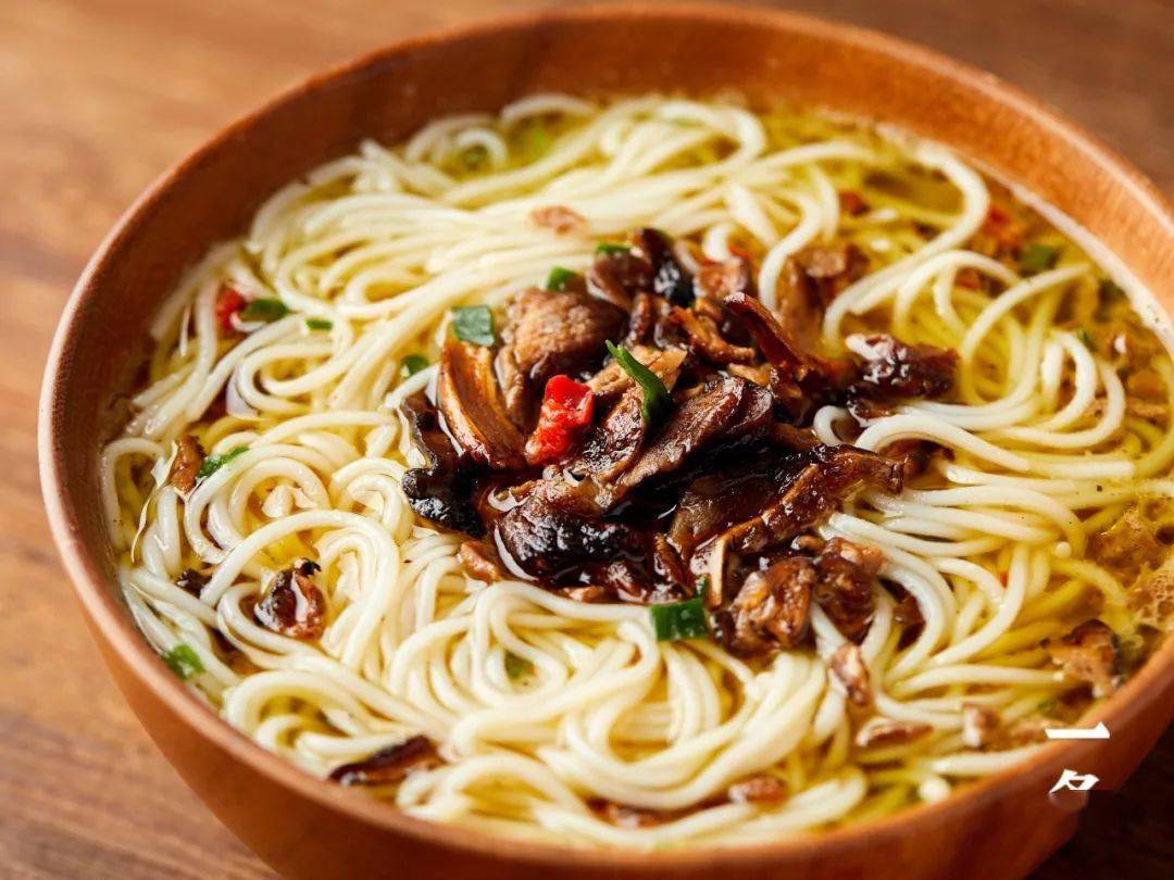 松茸,土鸡汤加菌菇,10分钟还原地道的云南米线,满口鲜香!