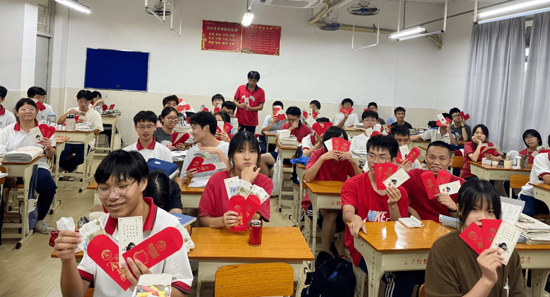 祝福学生金榜题名里水高级中学老师为学生送上"红包"各班在开启了花式