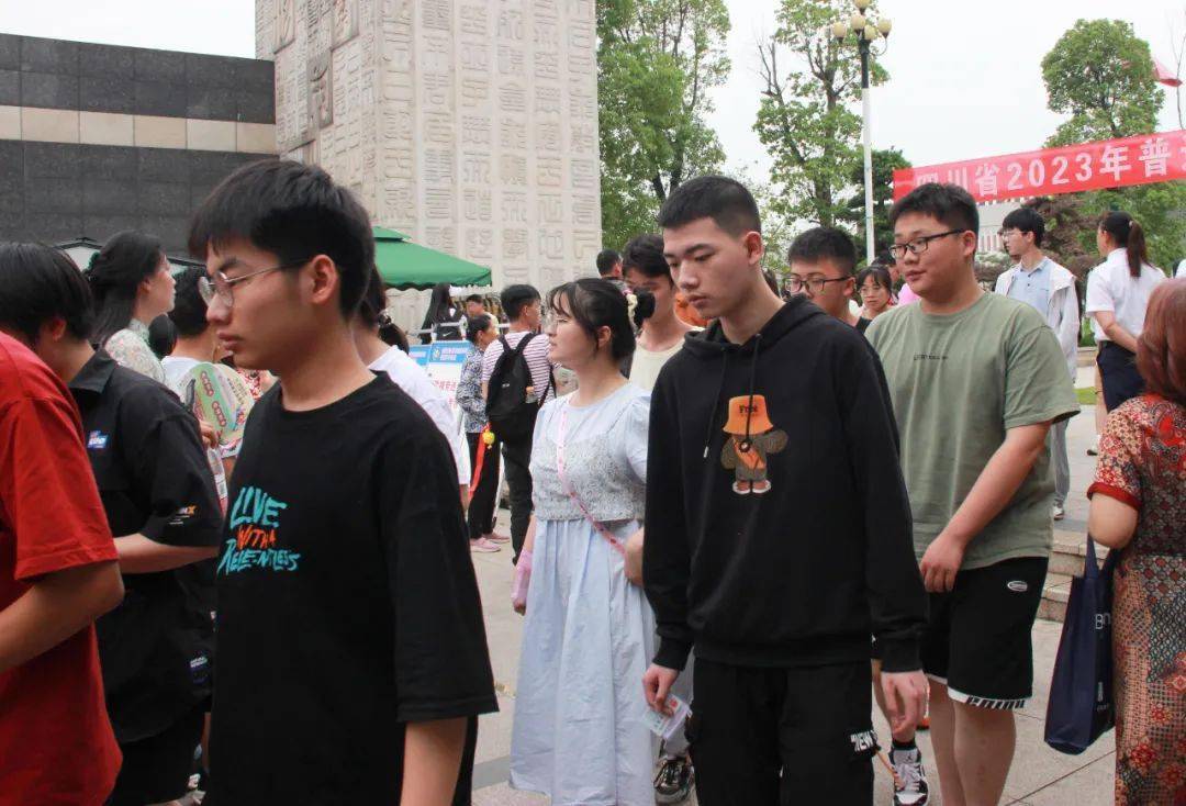 富顺一中考点——考生排队进场△富顺一中考点——考生进场△富顺一中