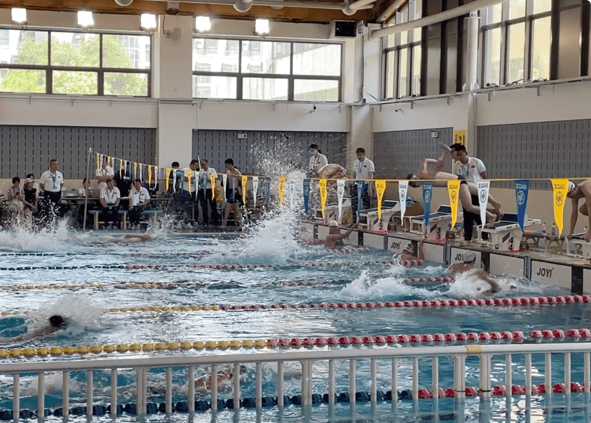 清华大学游泳一队(包括校女子游泳队和男子游泳队)共11人次参加本次