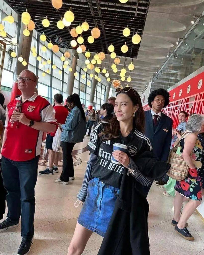 泰星taew与富商男友现身英国看球赛,粉丝猜测此行会求婚_teaw_nai_h