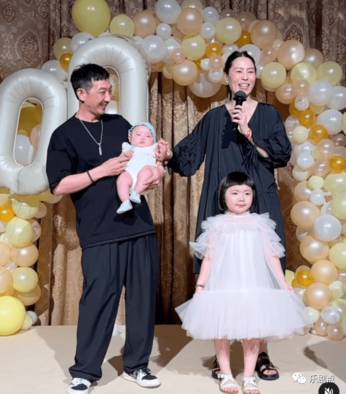 五星级酒店大宴亲朋,陈奕迅妻子绿发抢镜