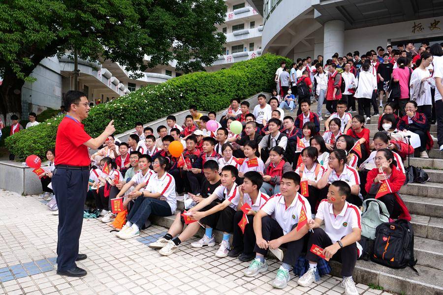 在长汀一中考场外,长汀一中校长吴江滨为即将进入考场的学生加油鼓劲.