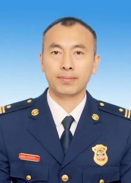 个人简介03★回首过往艰辛,陈建东同志表示:感谢组织的关心和厚爱,"送