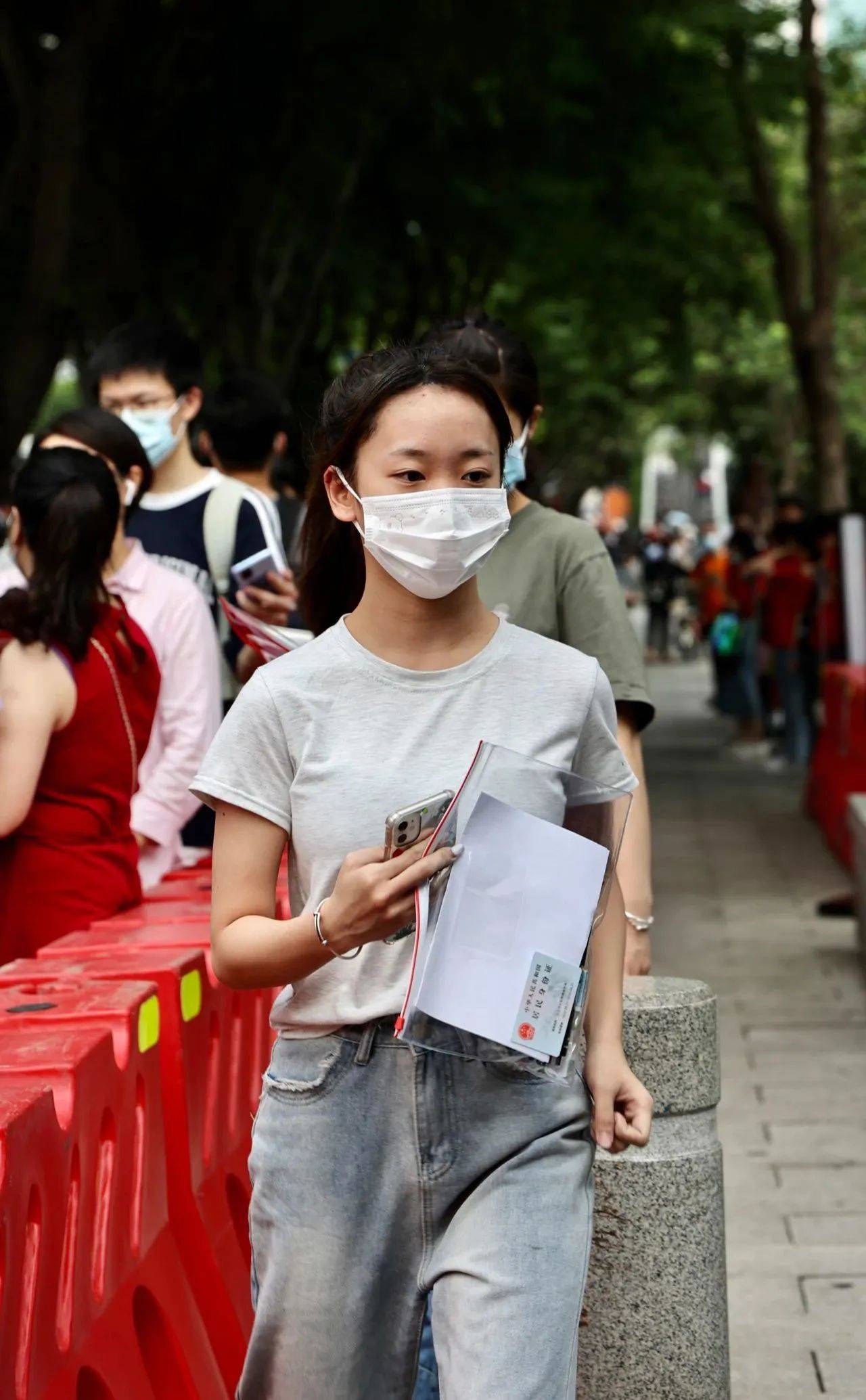 今天,这两个字承包热搜_南都_高考_考场