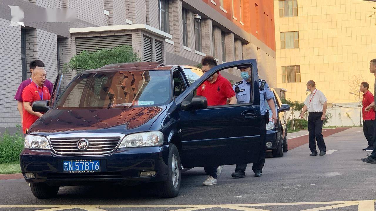 记者直击高考试卷绝密押运:民警随车全程监管_考试中心_北京市_海淀区