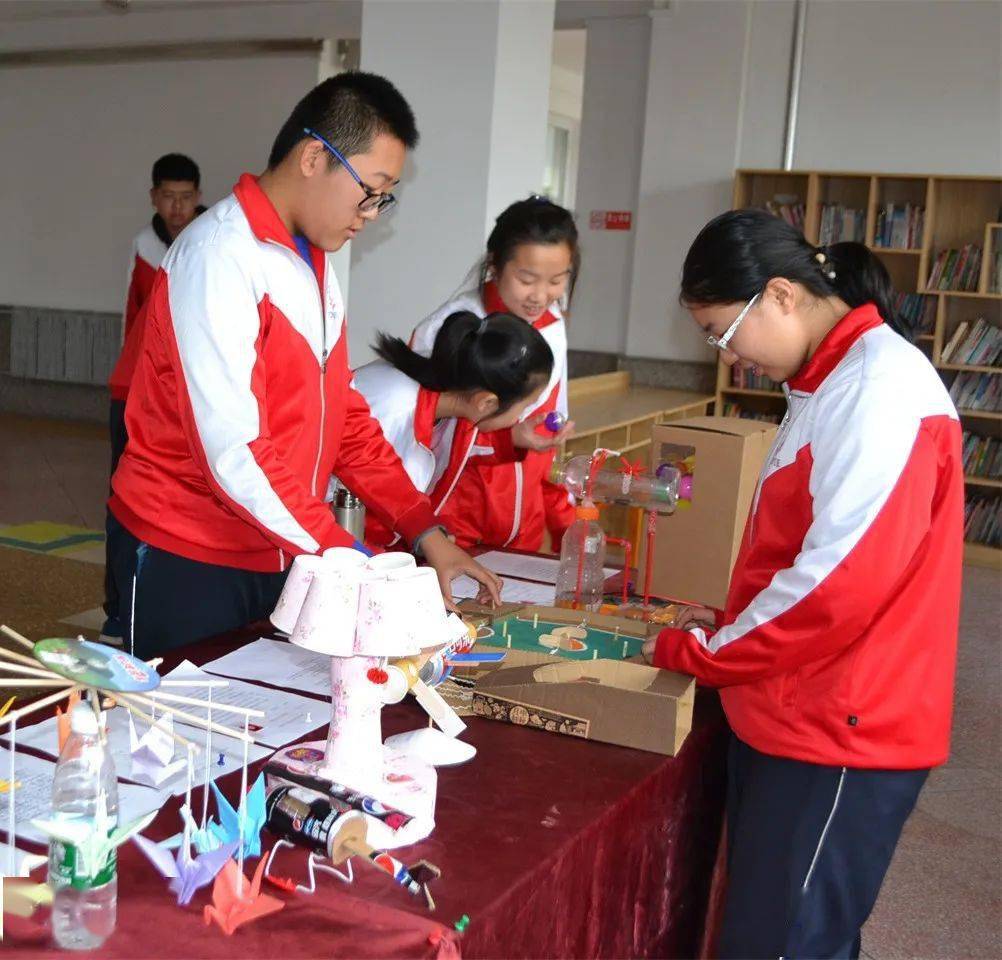 丹东五中高度重视社团建设,多彩的社团活动丰富了五中校园生活.