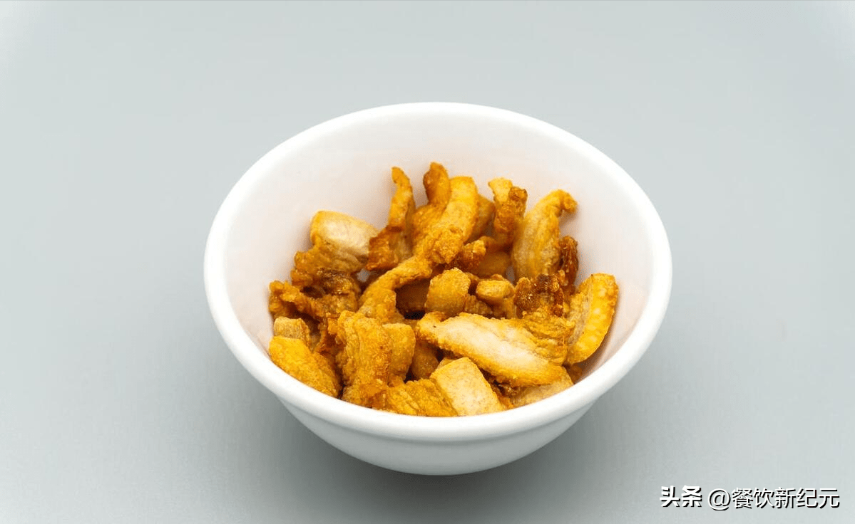 下酒菜变成了各种各样的肉菜,价格便宜的花生米反而被年轻人嫌弃,只有