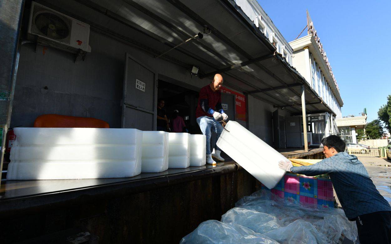 新发地"冰工厂"加大产量应对高温,日产冰块400吨为果