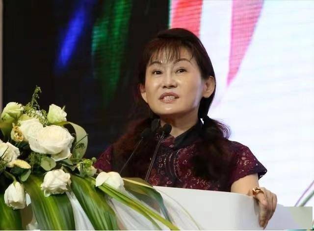 她,山东女首富,身家500亿,成本20元卖五千,靠智商税发家?