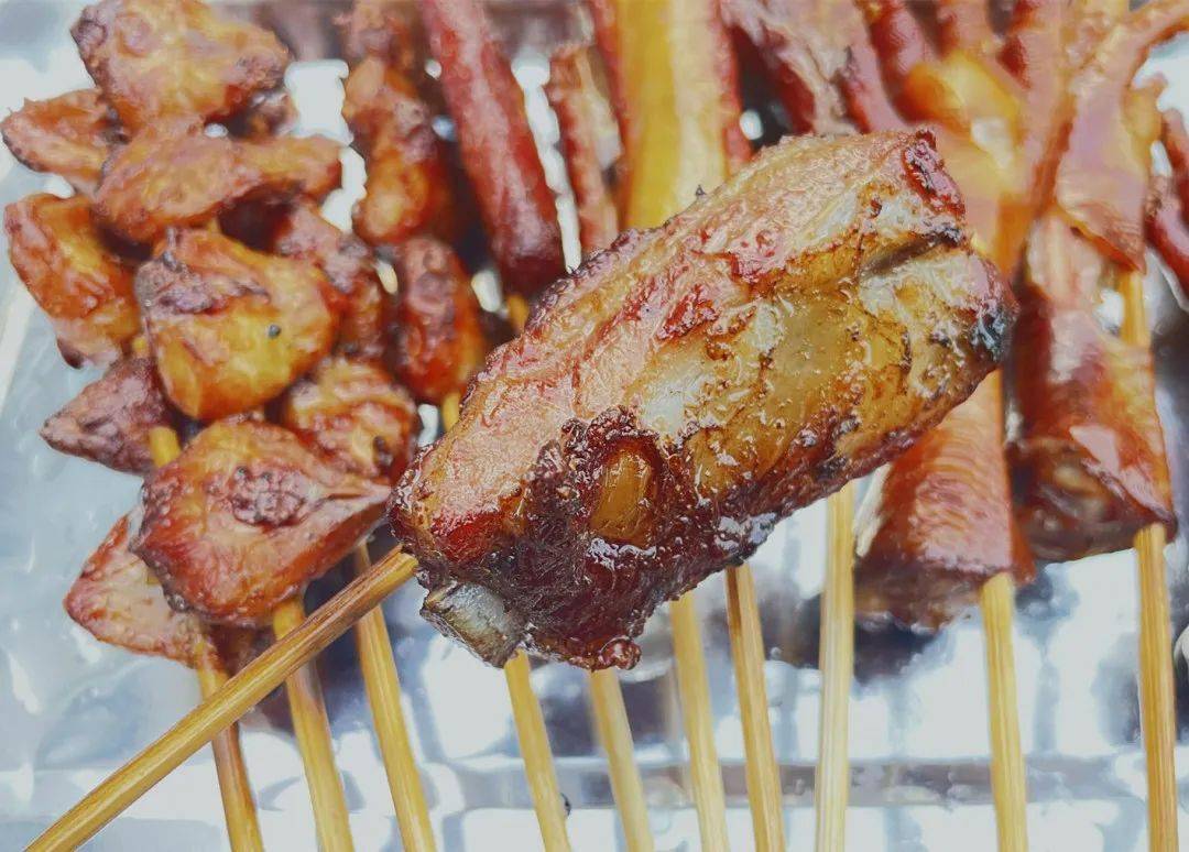 你barbecue超级美味超级好吃炭火烤腊排是什么在深夜吸引了无数好吃嘴