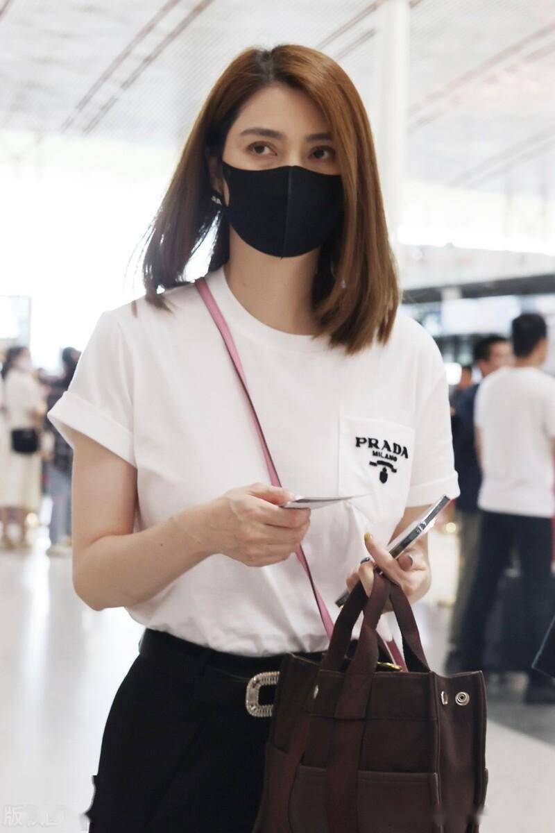 洪欣街拍:白色t恤黑色休闲裤时尚潇洒_机场_北京