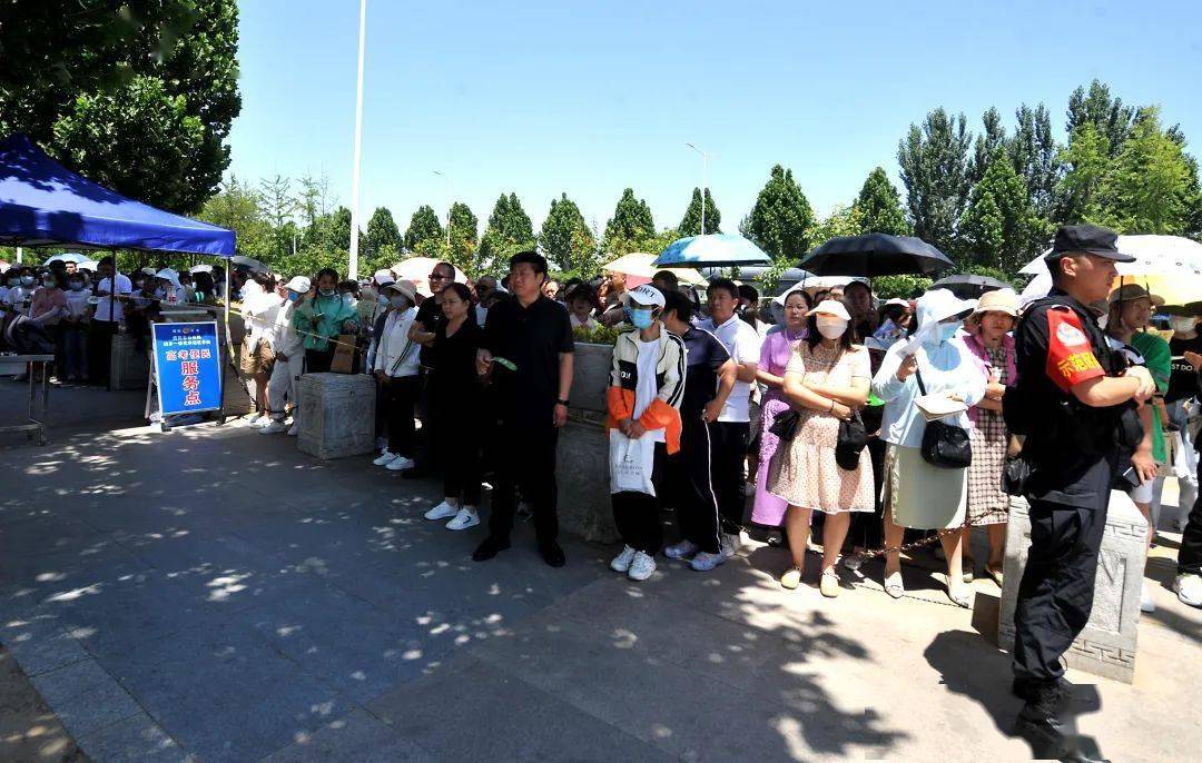 河南高考考场查询_濮阳市2023年高考结束_考生家长迎接