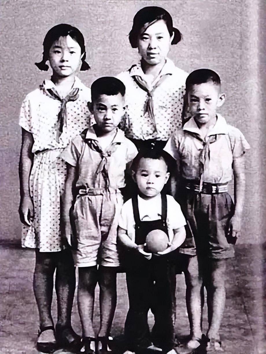 他的家庭条件很一般,父母都是普通工人,家里孩子又多,李连杰上面有两