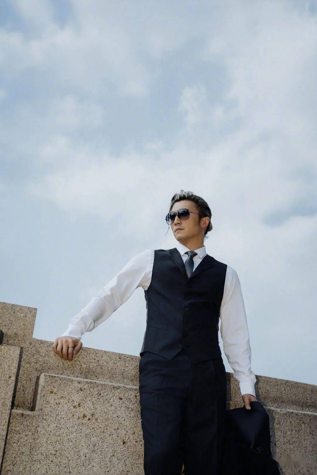 谢霆锋上海亮相 天台戴黑超留影极似四哥型佬味_合作_电影_黑色