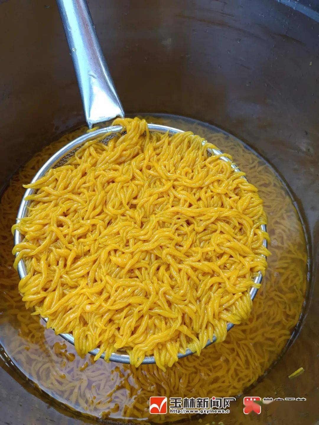 对此,玉林文史学者黄继军表示,玉林米蛆用槐花和大米制作,颜色橙黄色