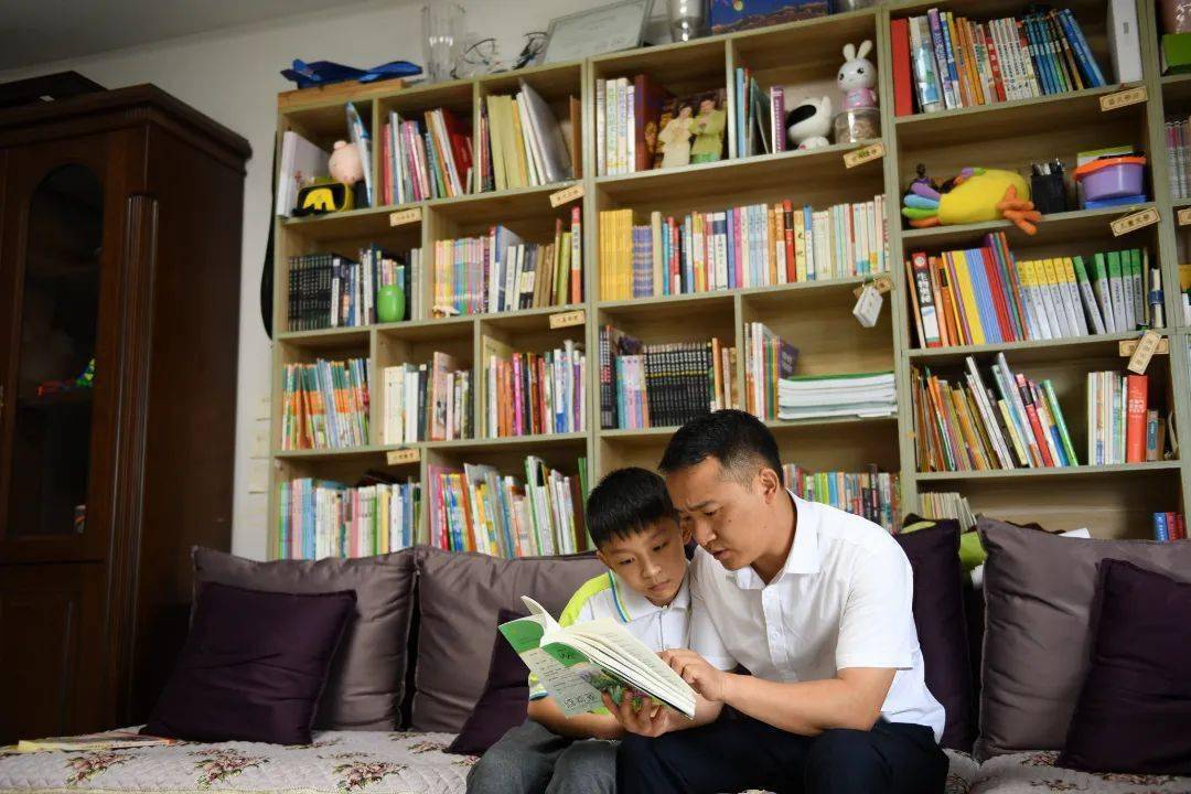 重庆市十大最美书香家庭:陈昌云家庭 携一缕书香 温润时光_绘本_孩子