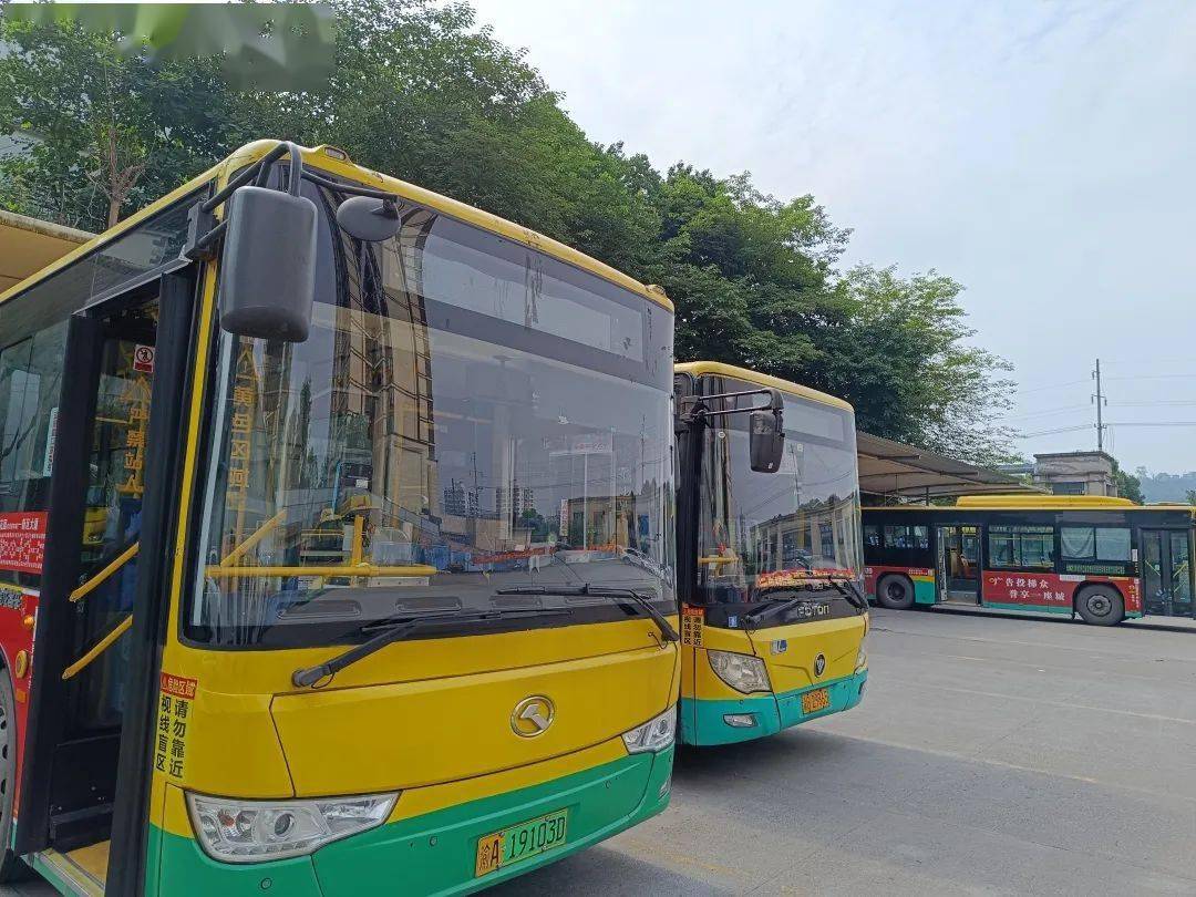 涪陵高新区马鞍公交车保养场整装待发的中考专用车6月10日,记者在
