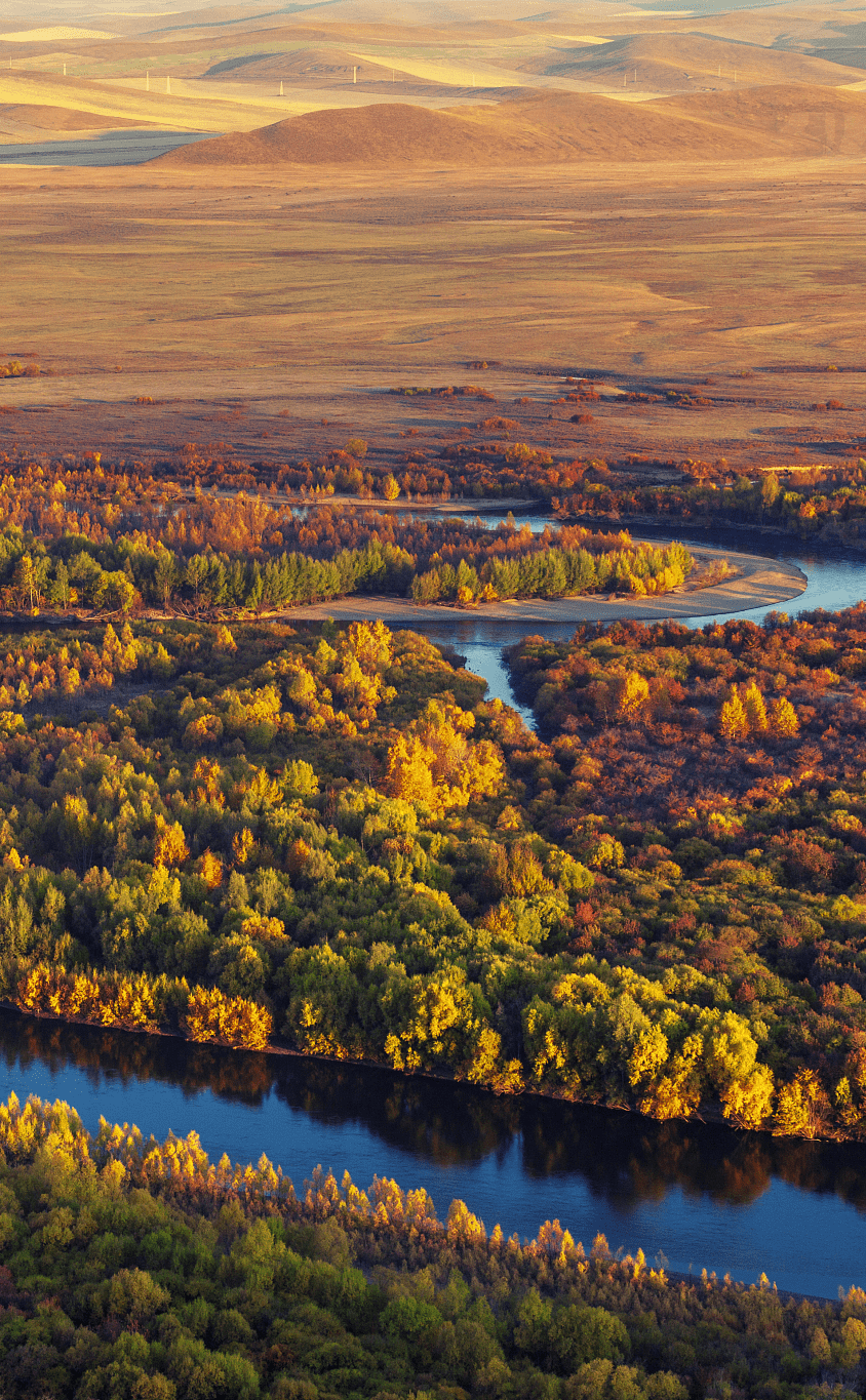 由于内蒙古独特的地理环境,它呈现出与其巨大跨度相匹配的复杂地貌和