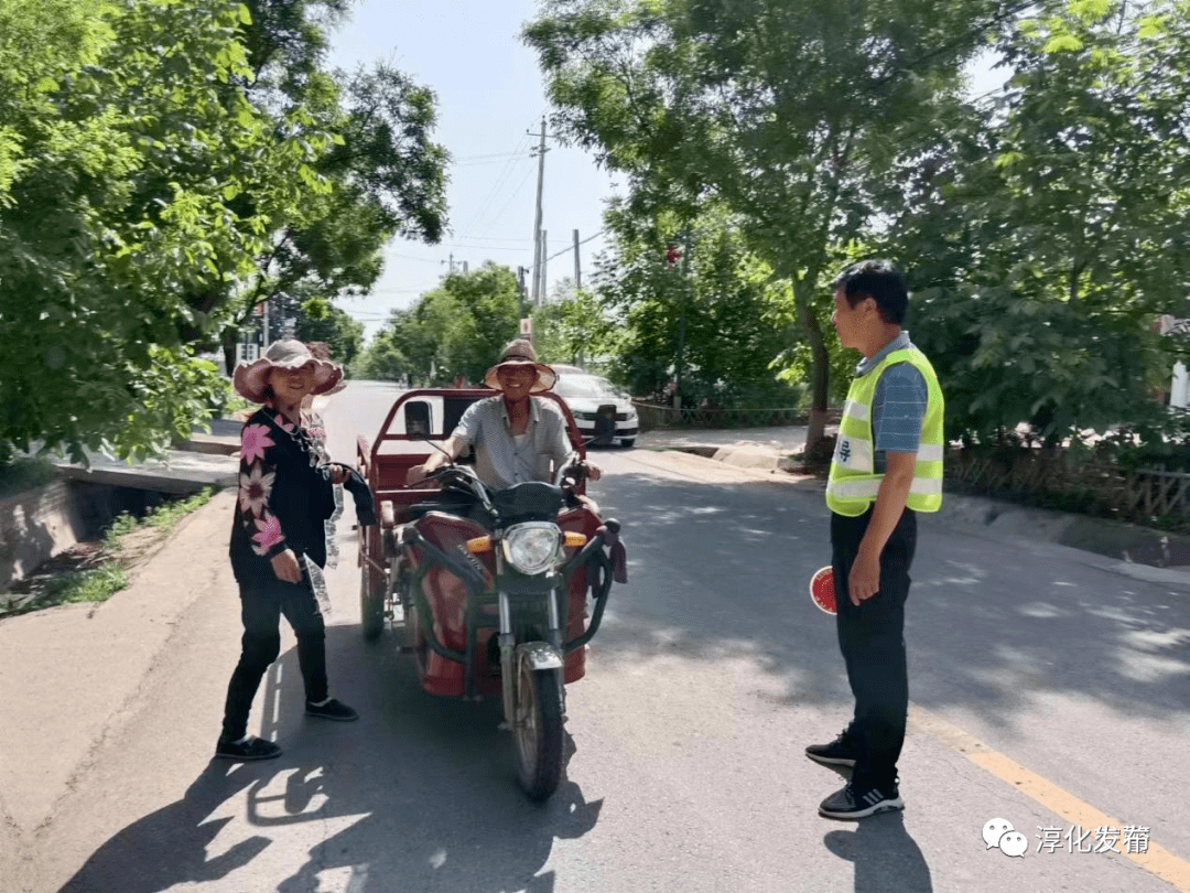 交通安全劝导站丨把牢农村道路“出行关”群众郭立志宣传 0345