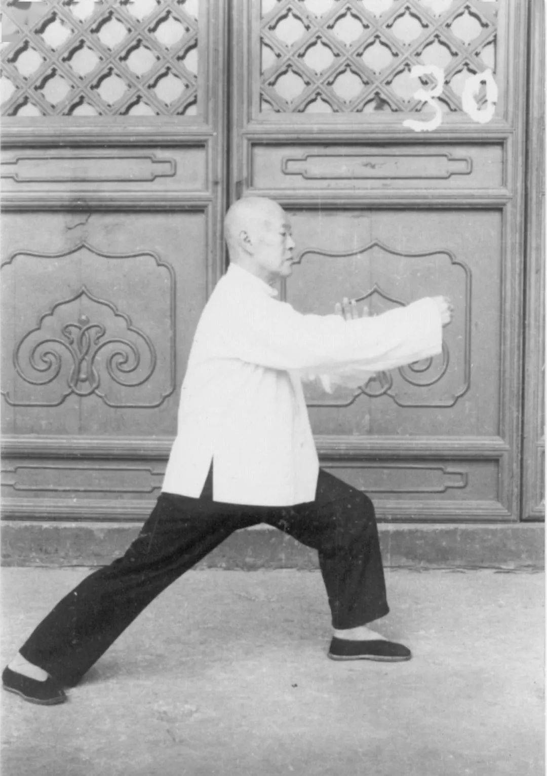 (李雅轩先生拳照)先师传拳时除强调大松大软外,首重脚下太极步法的