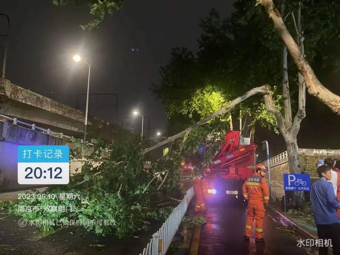 赛虹桥街道雨花街道城管队员在雨花西路,花神大道等路段排水防汛,清理