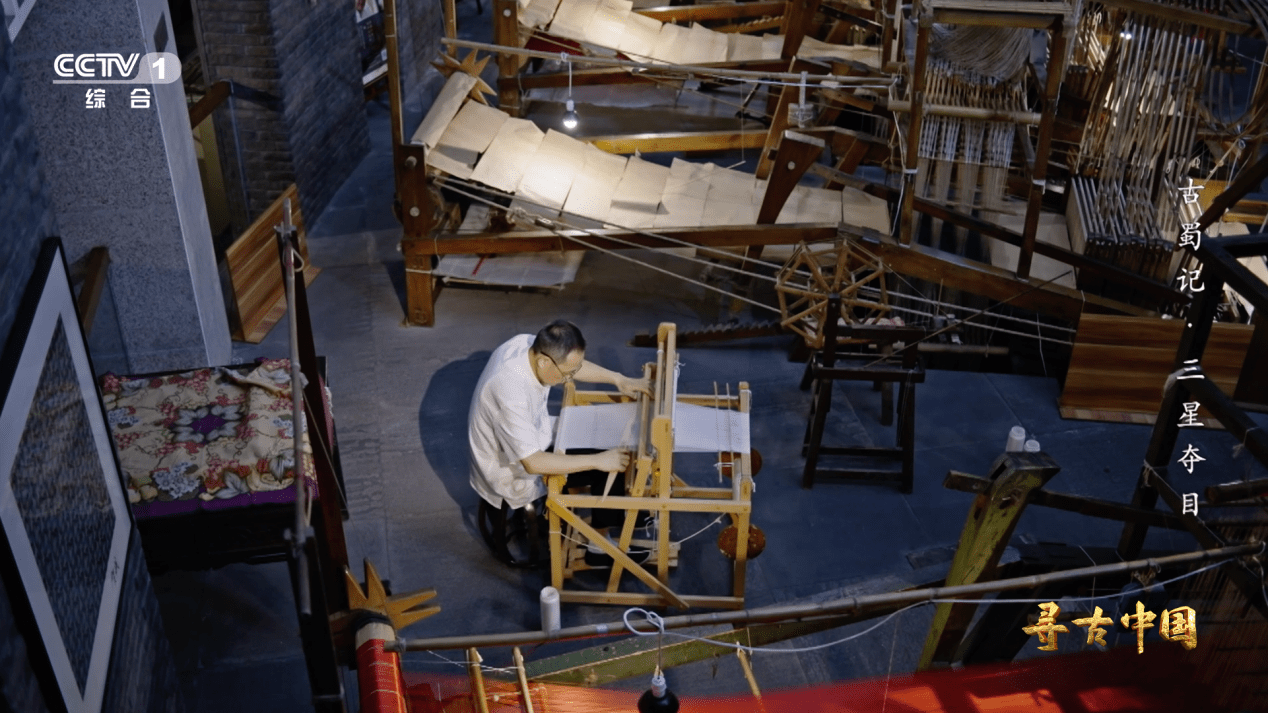 三星堆丝绸也为发现古蜀文字提供可能这些3000多年前的丝织物填补了