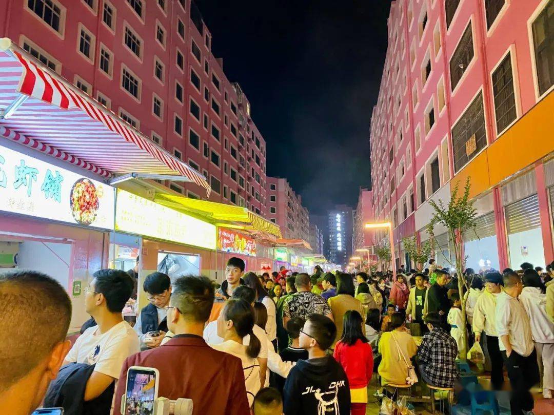 "昭通号"列车行驶第2天,已服务11万人次_美食街_人流_余汝毅