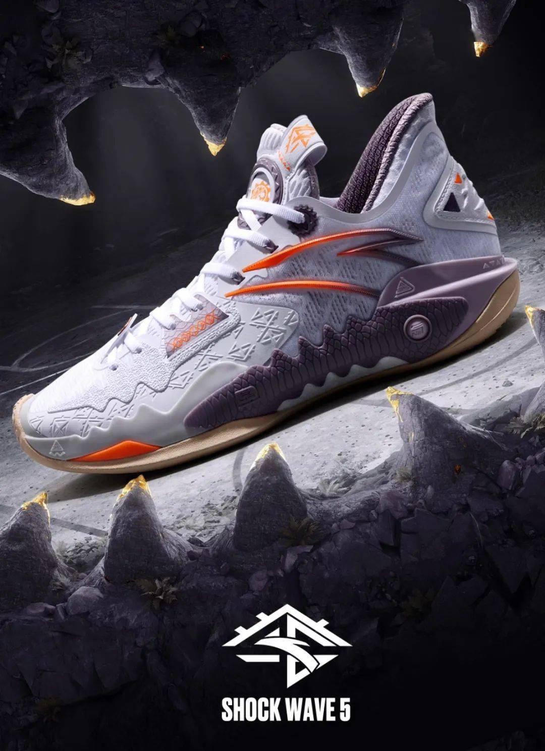 因为欧文在近期训练营中,被拍到上脚国产品牌安踏还未市售的「狂潮 5