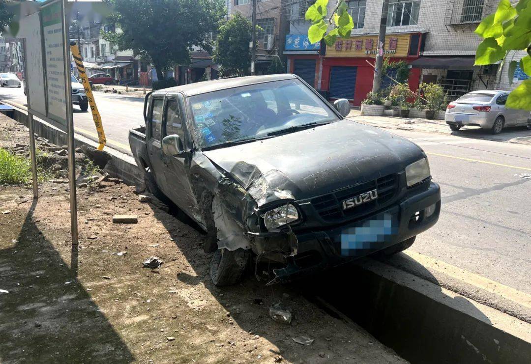 万州一皮卡车开进了沟里!