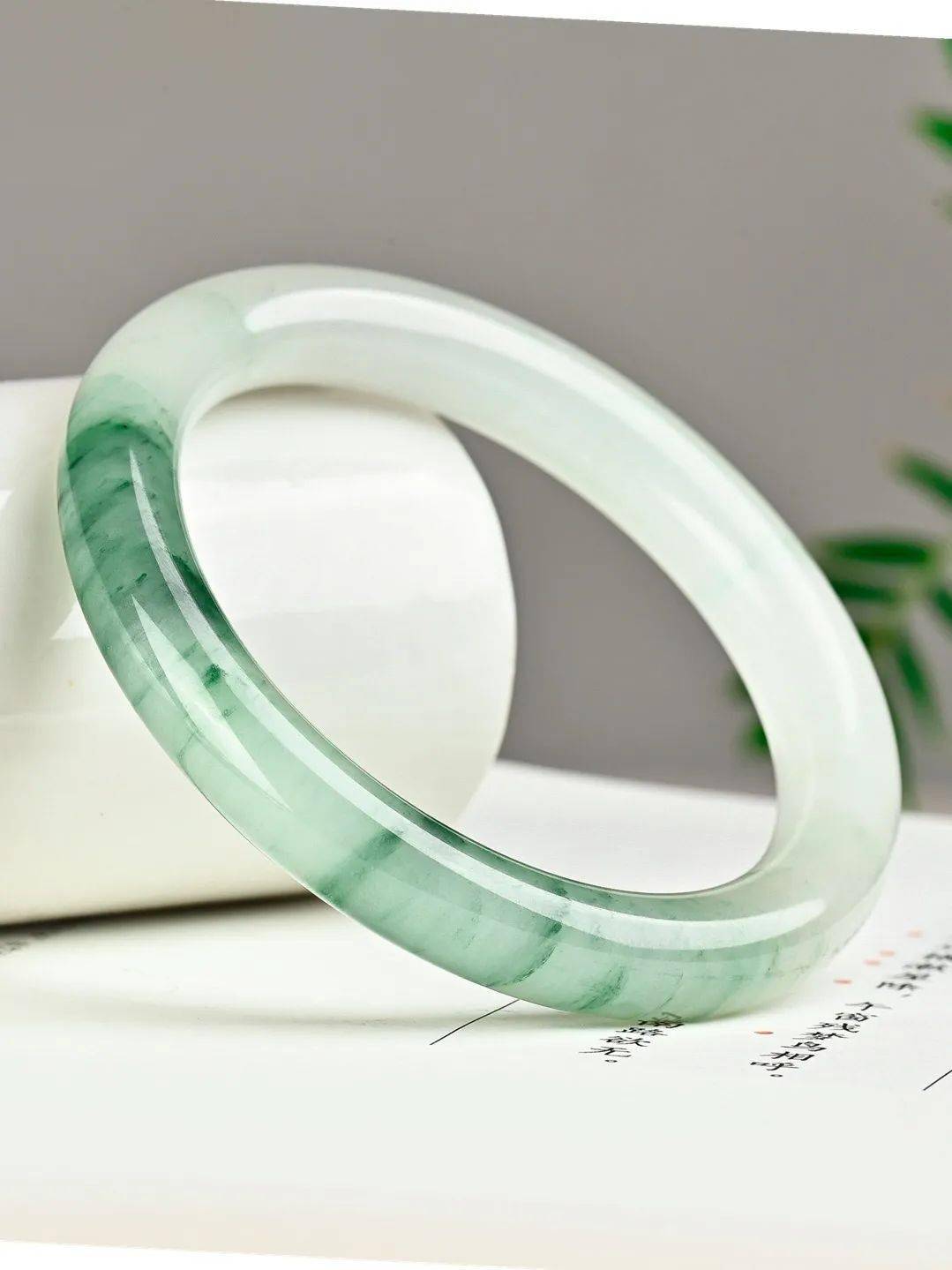 新疆冰翠玉镯,200多戴出万元贵气,温润气质,优雅大气_玉石_天山_手镯