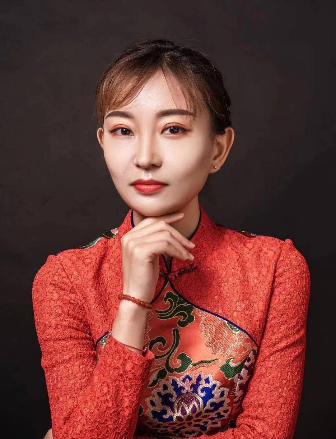 毕业于河北艺术职业学院,2019年毕业于吉林艺术学院,师从刘棣,刘俊杰